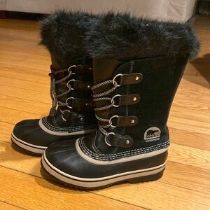 Kids Sorel winter boots, size 4